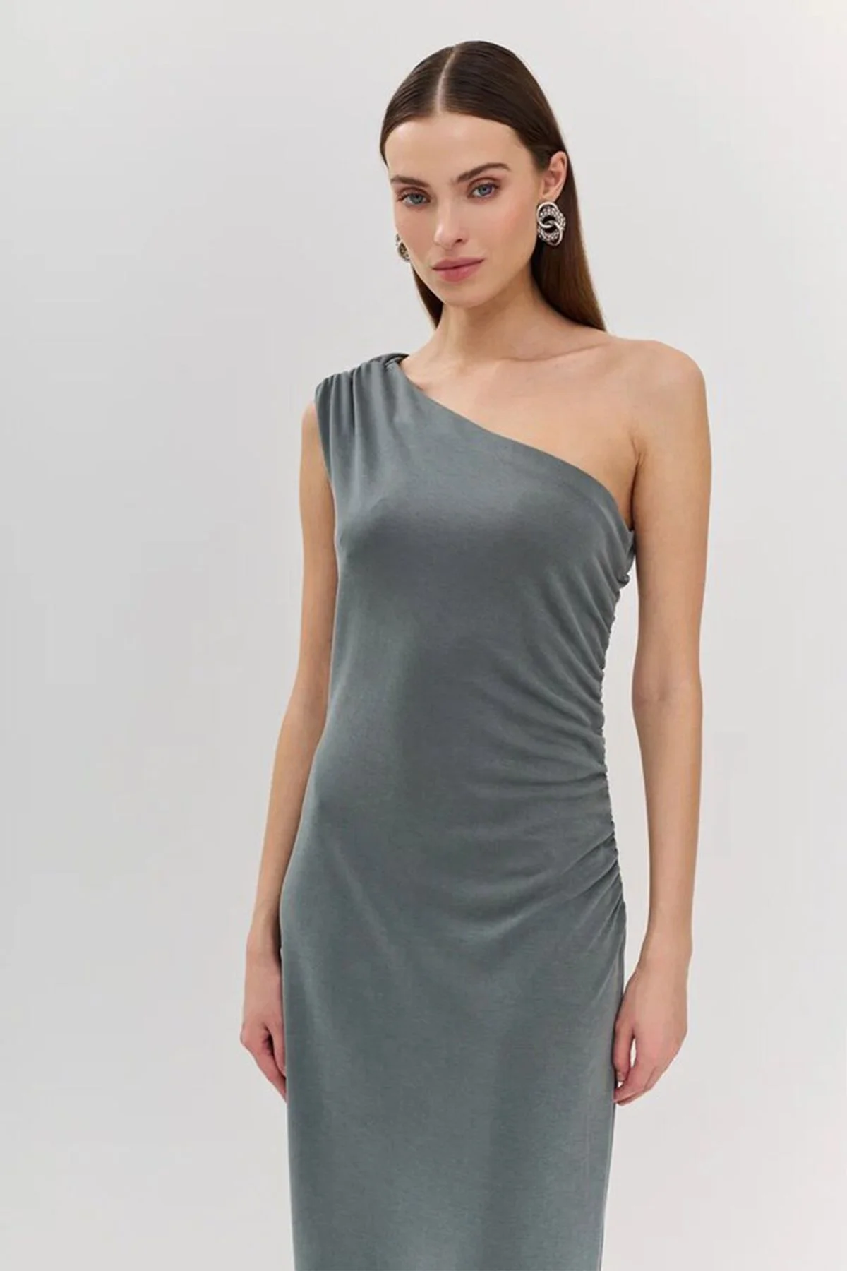 Элегантное платье на одно плечо с боковой шлицей в оливковом цвете 53868/57, 48р