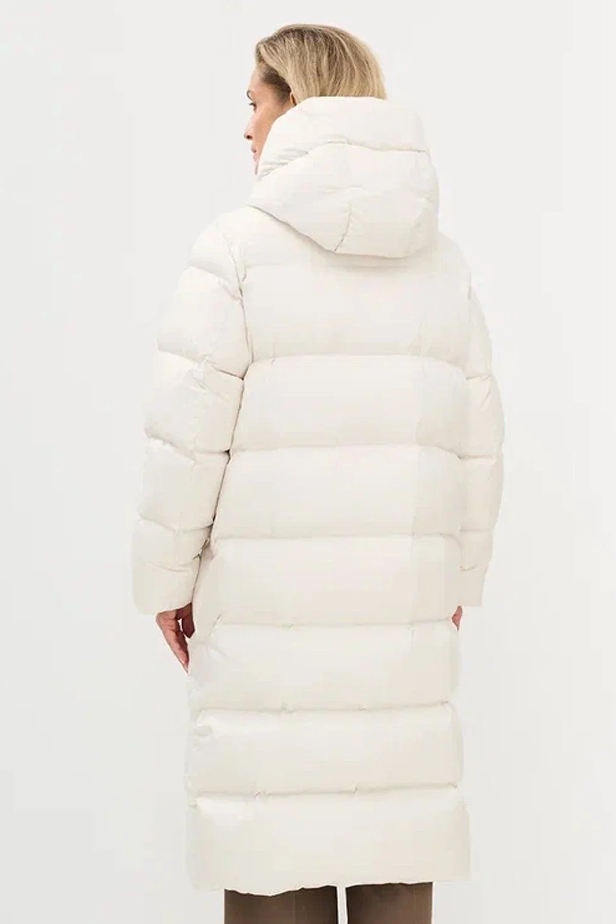 Удлиненное пальто свободного силуэта из натурального пуха в светло-бежевом цвете, 52р