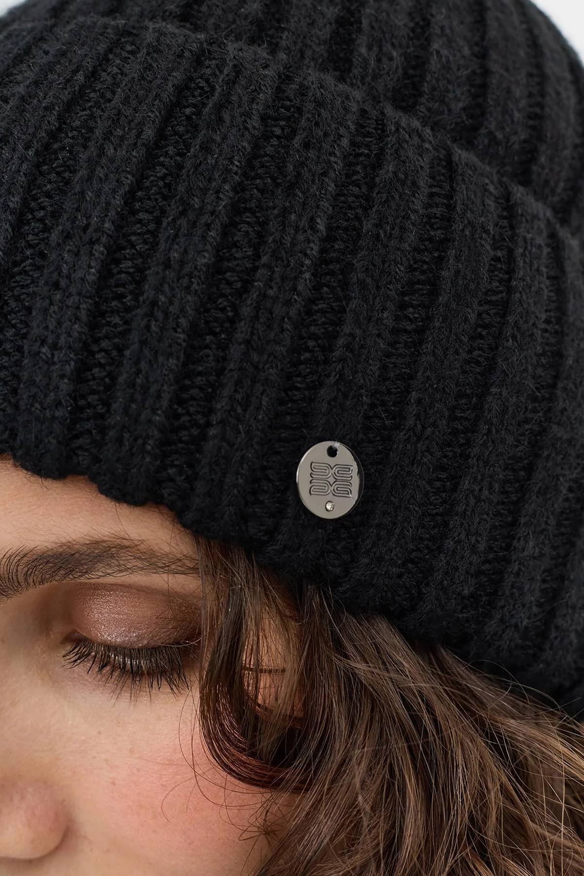 Черная объемная шапка в рубчик, One