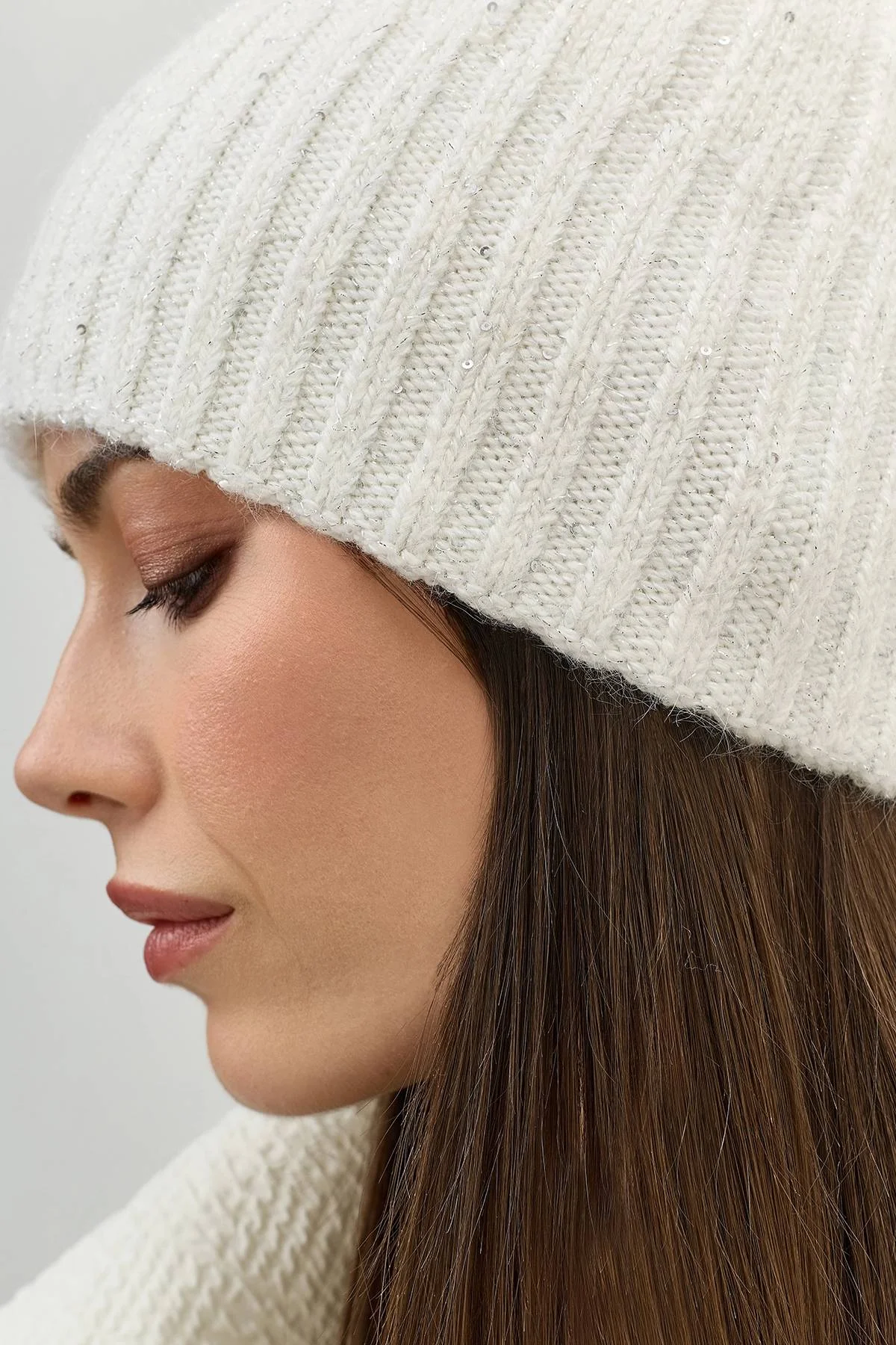Белая шапка бини в широкий рубчик с ангорой, One