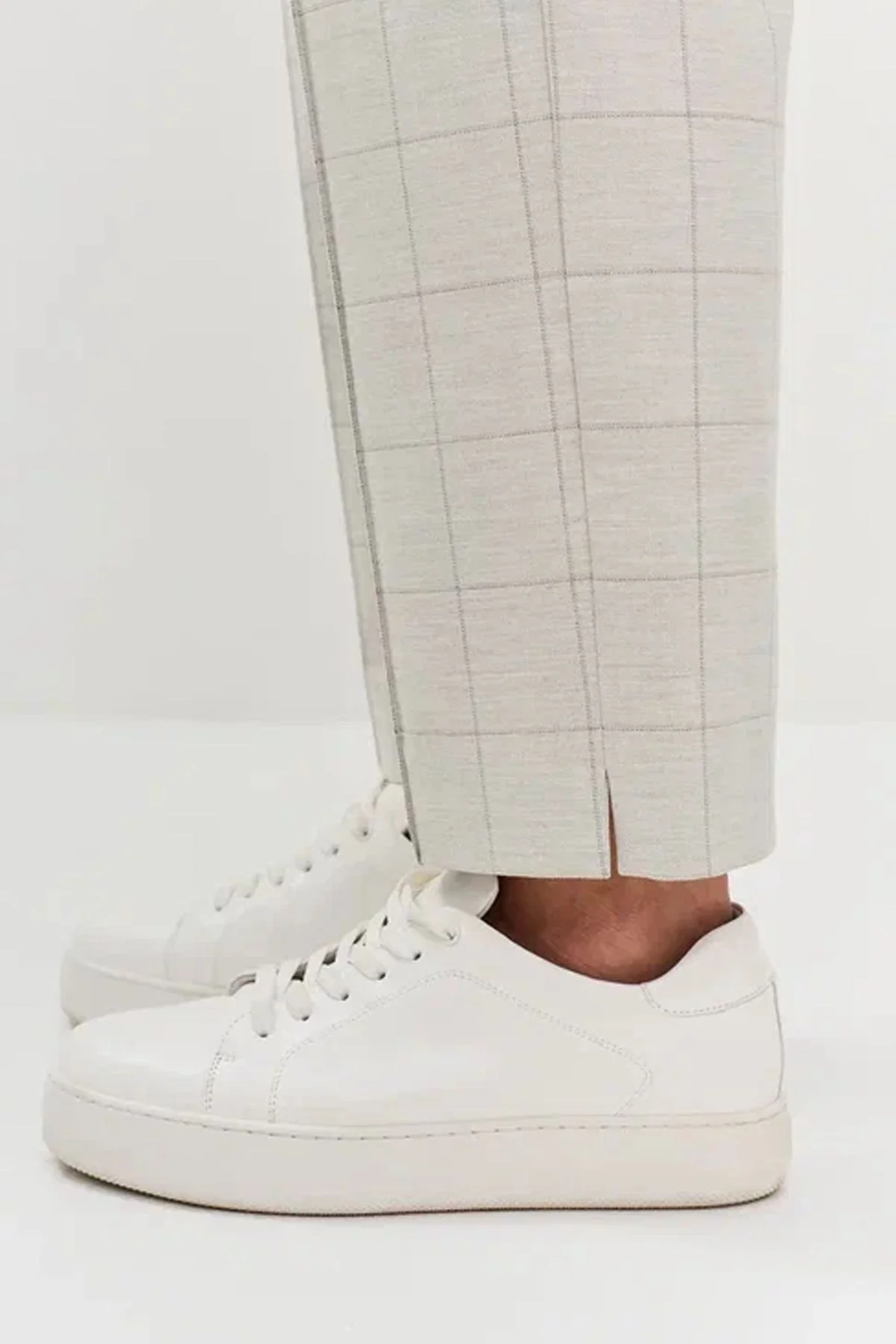 Брюки светло-серого цвета в клетку с застроченными стрелками, 52р