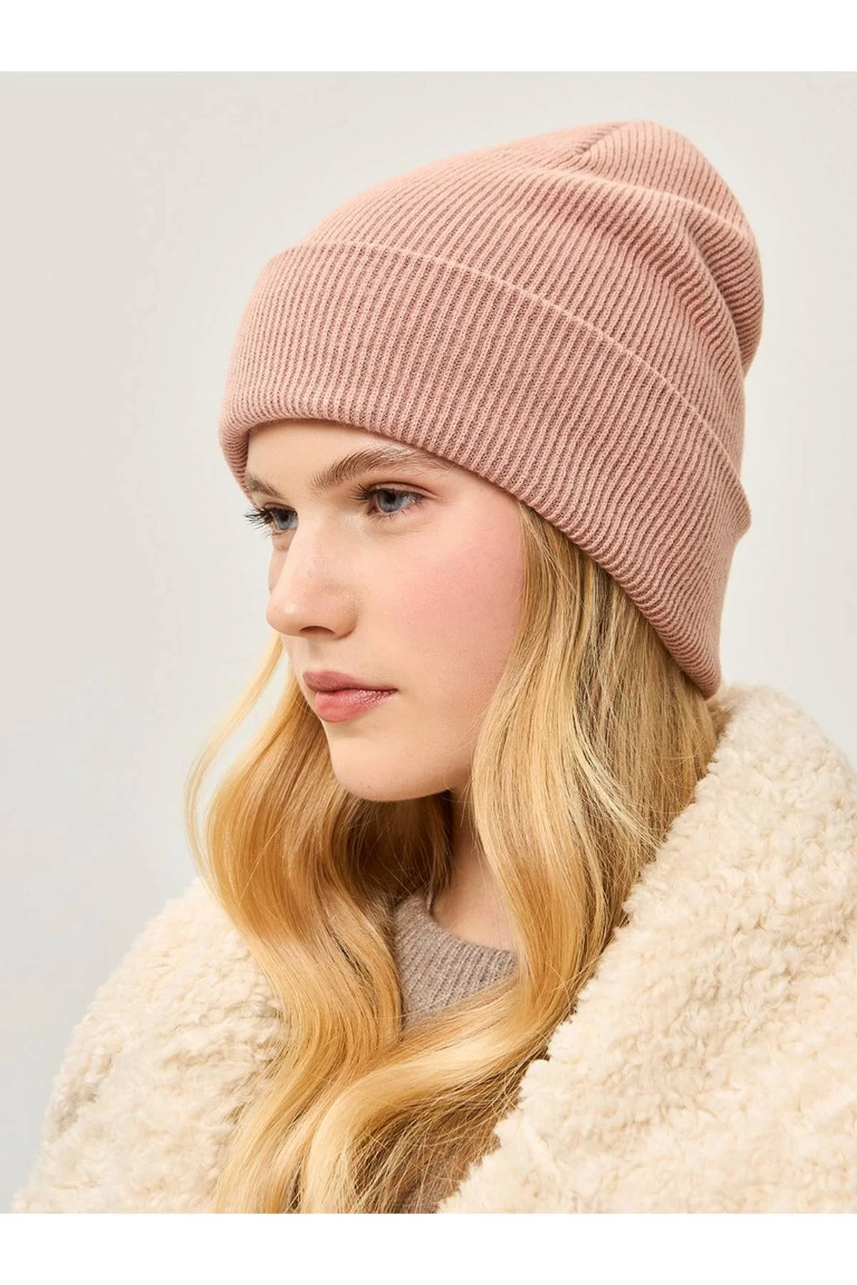 Шапка пыльно-розовая, One