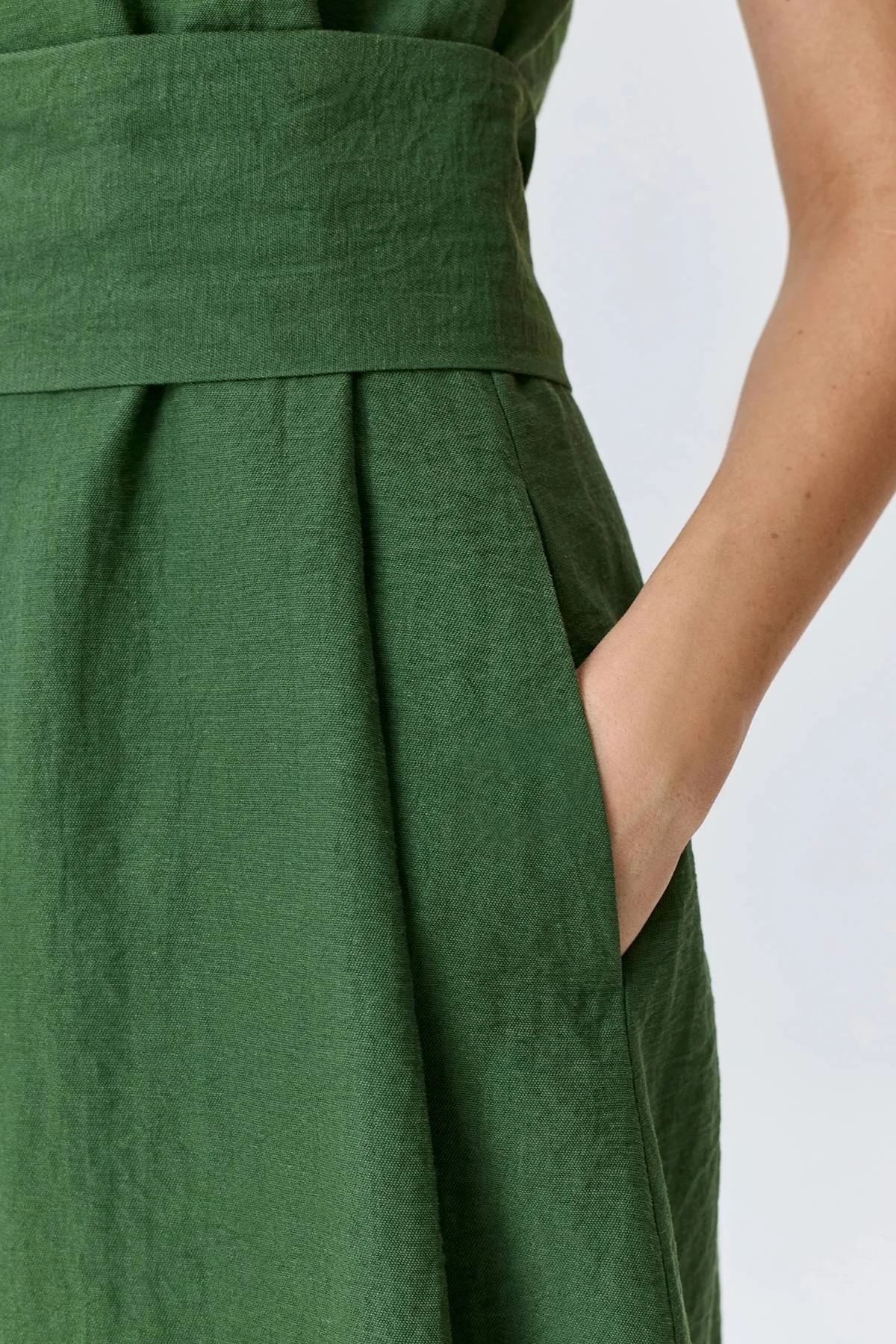 Свободное платье с поясом в зеленом цвете, 44