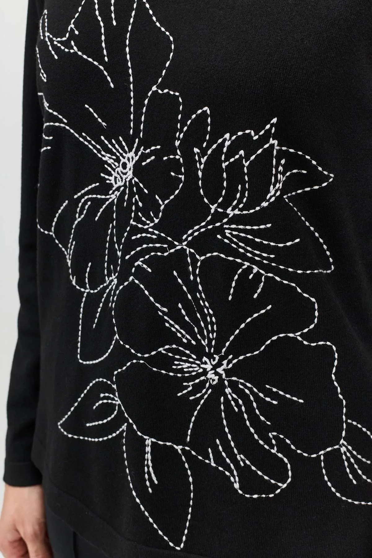 Джемпер с контрастной вышивкой, 46