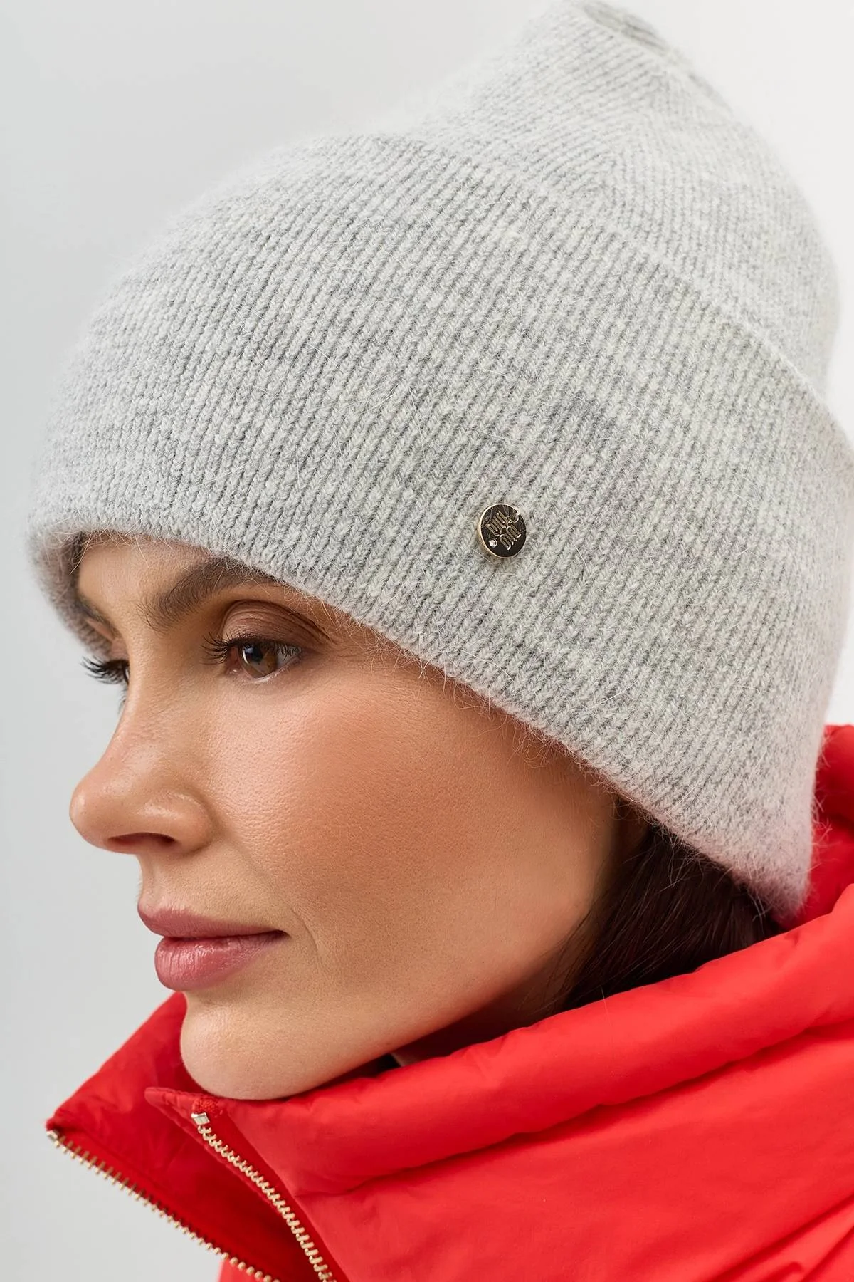 Серая шапка в рубчик с декором, One