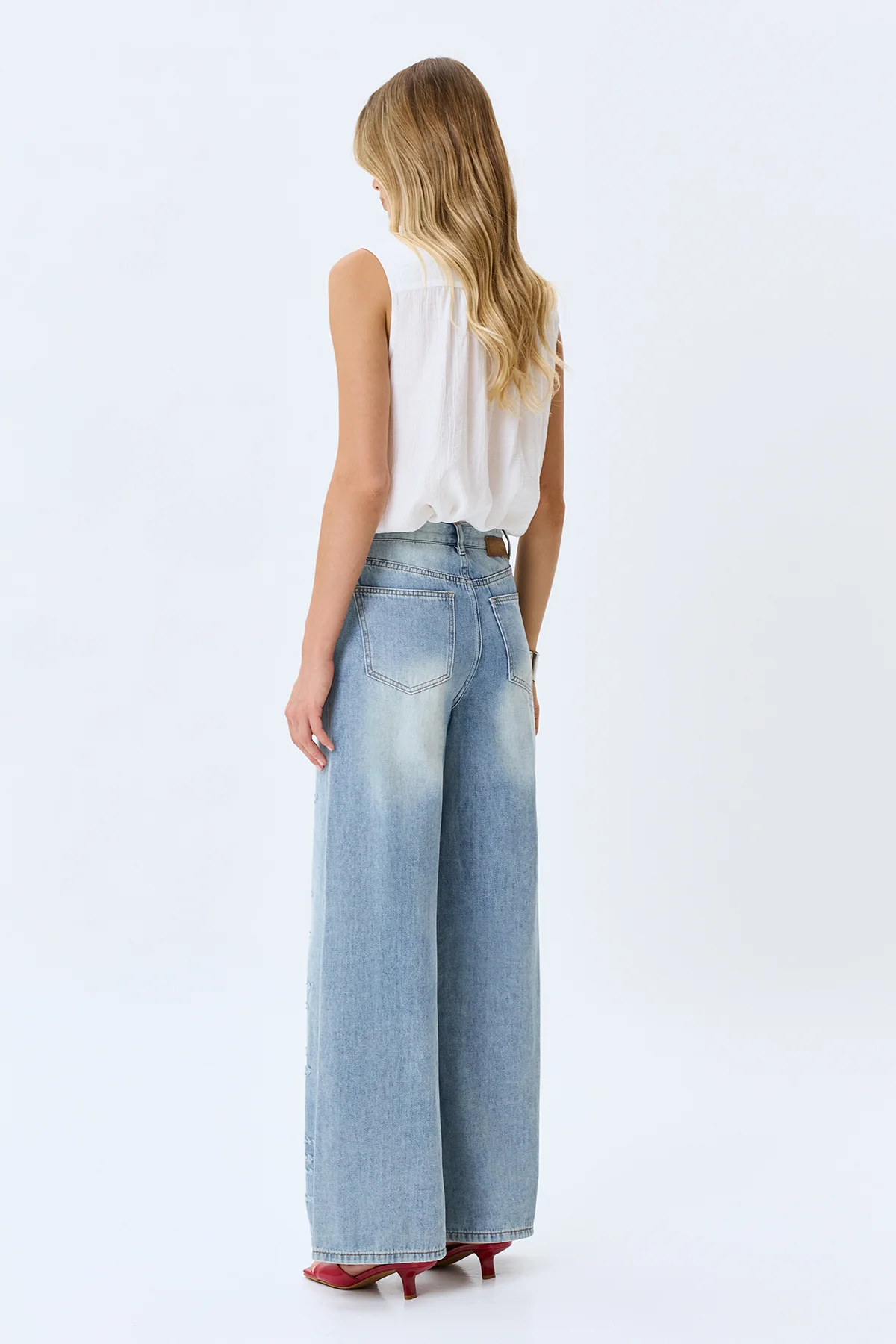 Широкие джинсы с акцентными дестроями, 48