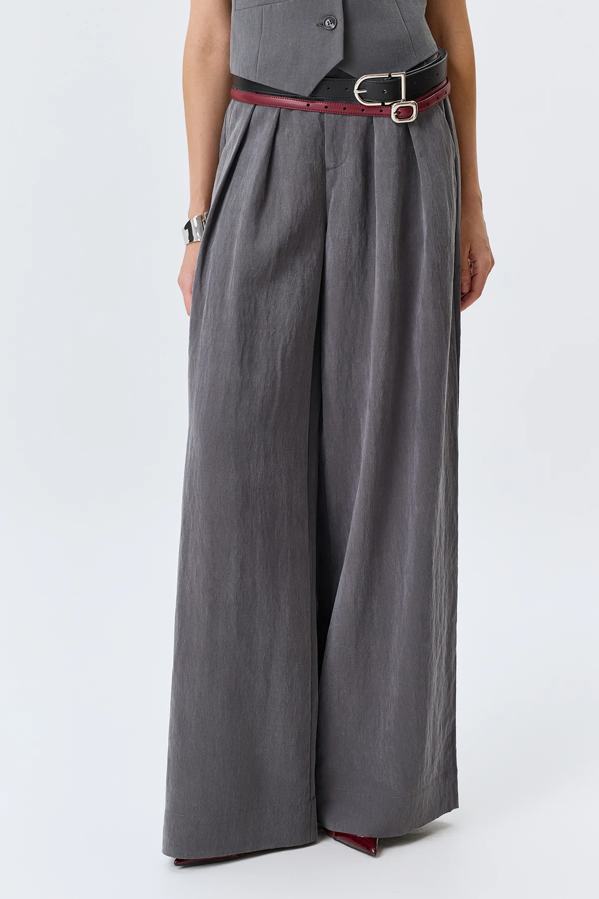 Брюки с акцентными складками из лиоцелла, 52