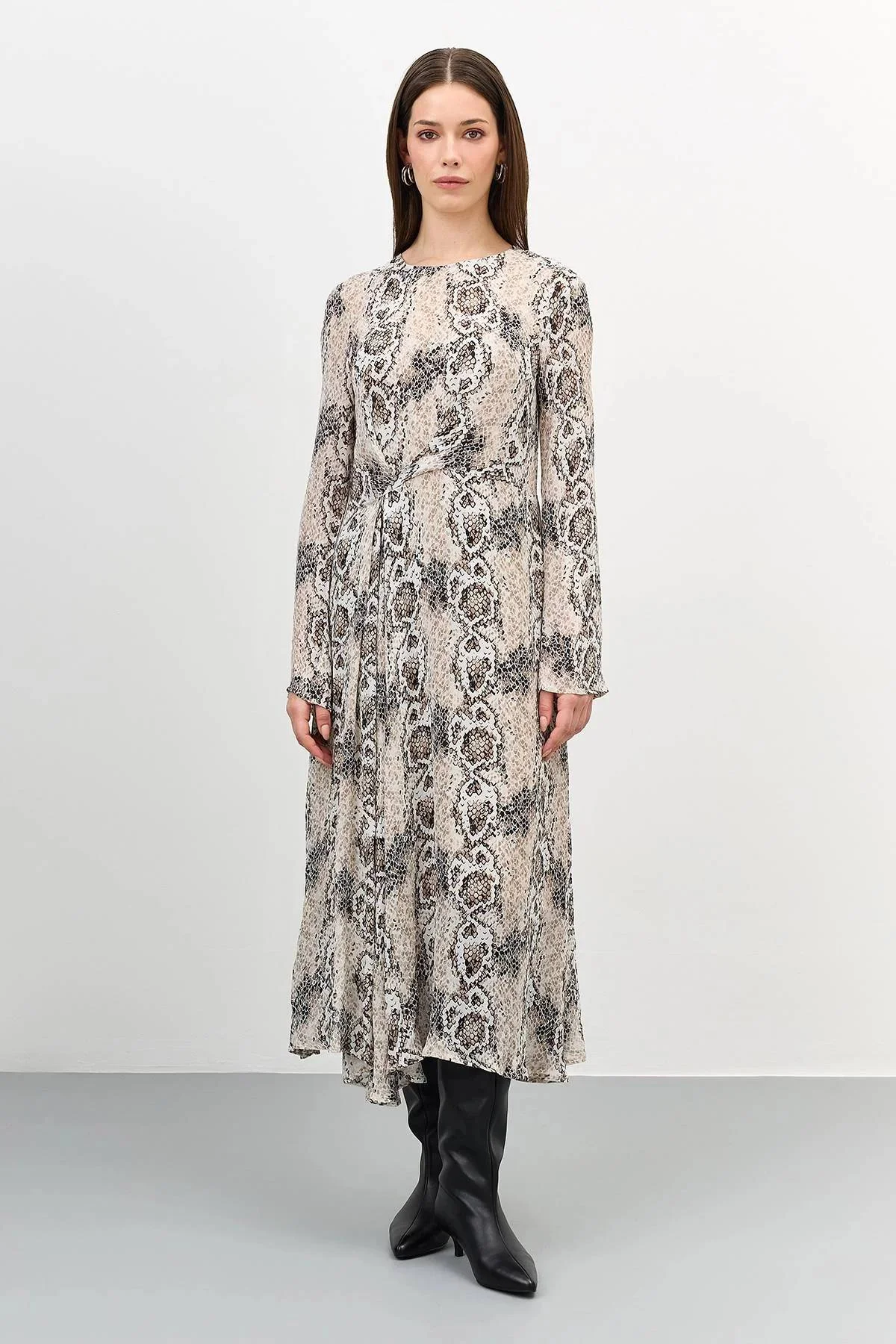 Платье-макси с анималистичным принтом,  50