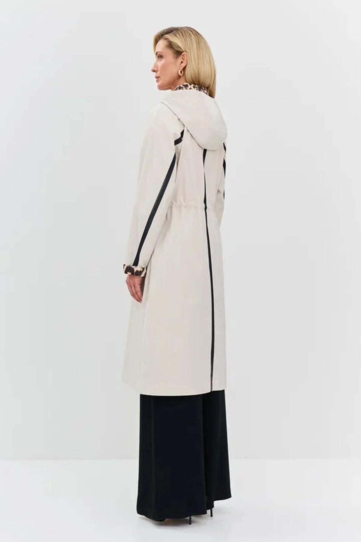 Элегантный плащ бежевого цвета с чёрными вставками, 52р