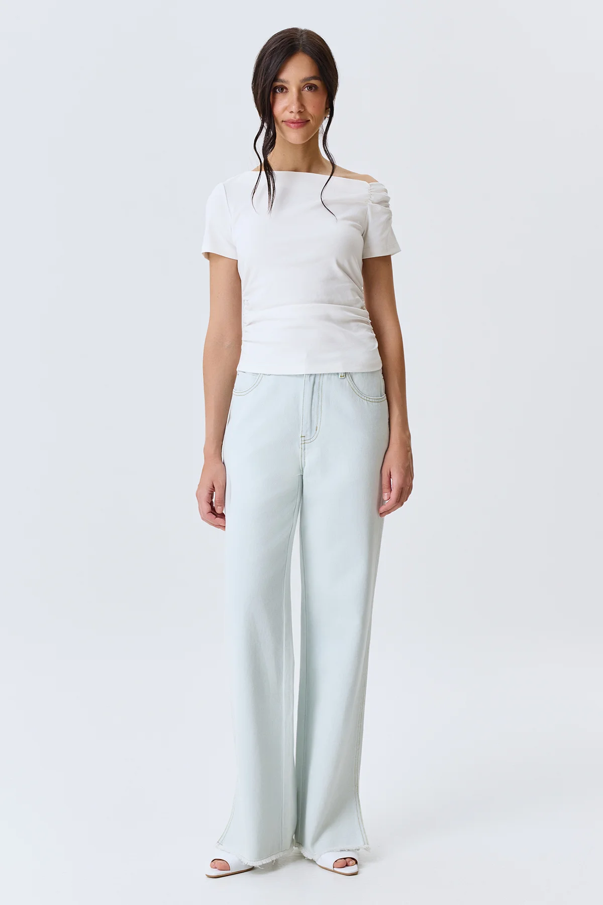 Светлые джинсы с разрезами, 48