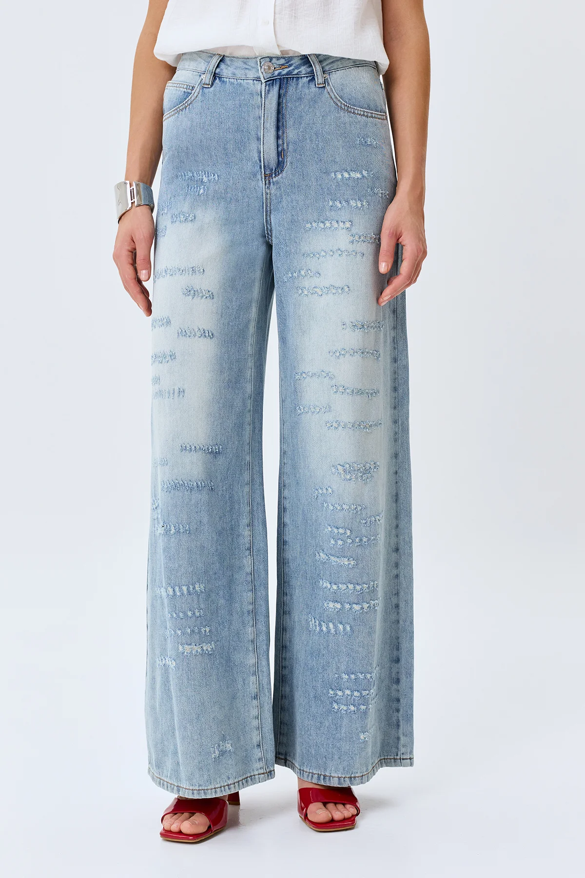 Широкие джинсы с акцентными дестроями, 50