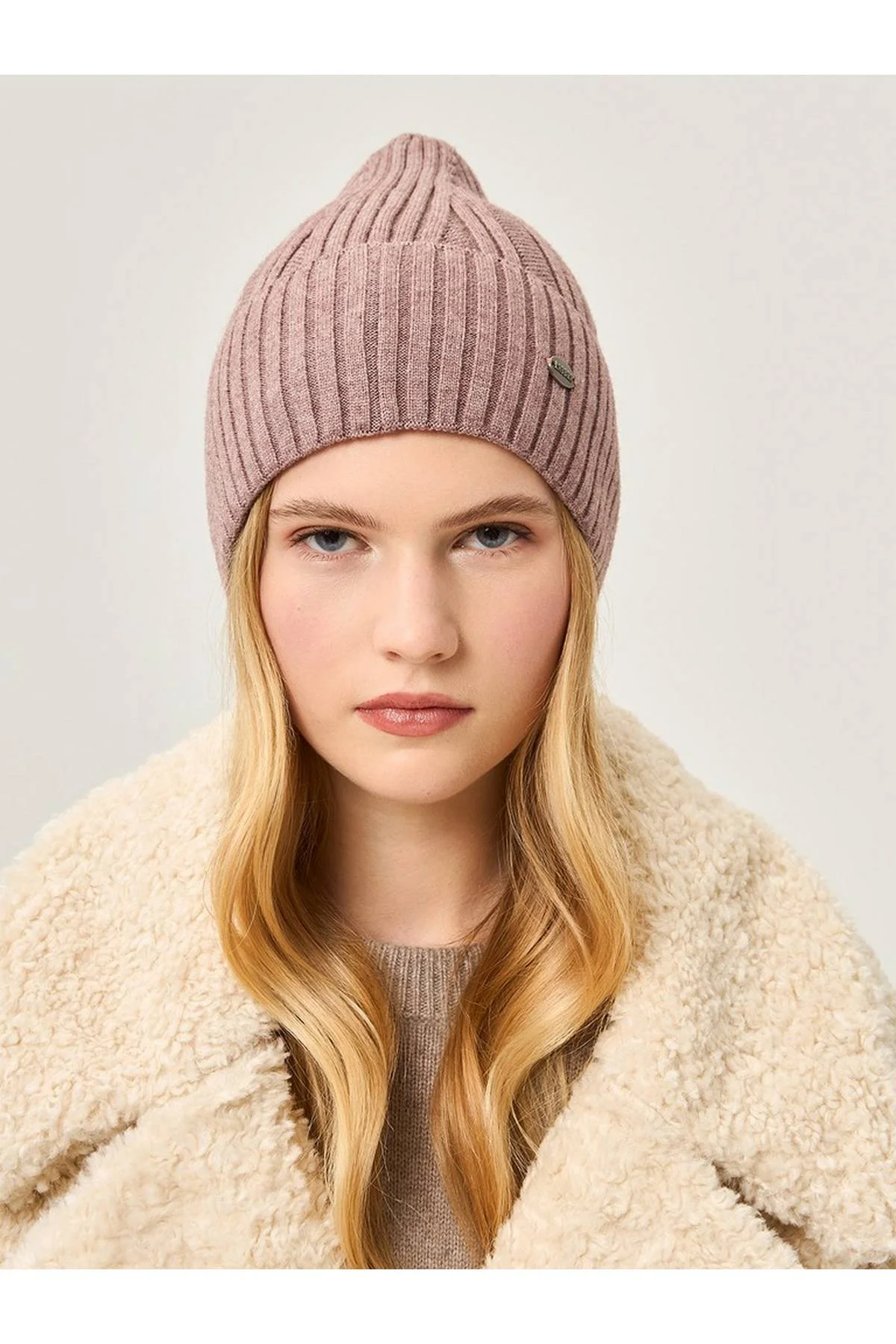 Шапка серо-коричневая, One