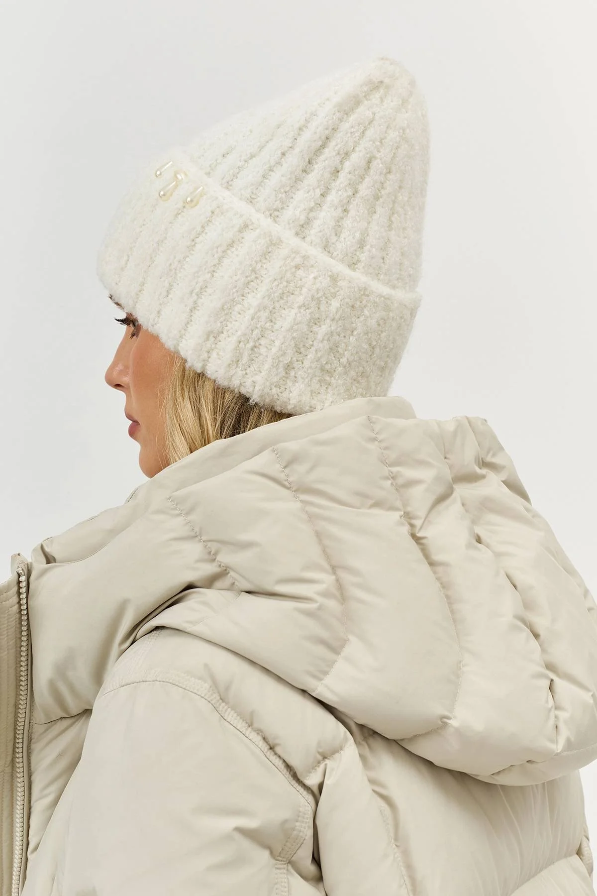 Белая пушистая шапка с деликатным декором, One