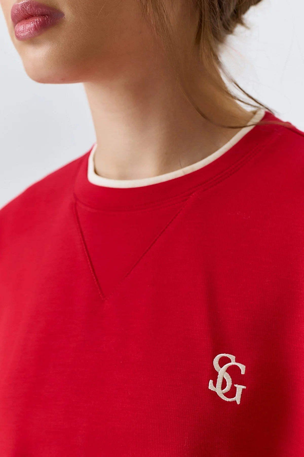 Яркий свитшот с контрастными акцентами, 46