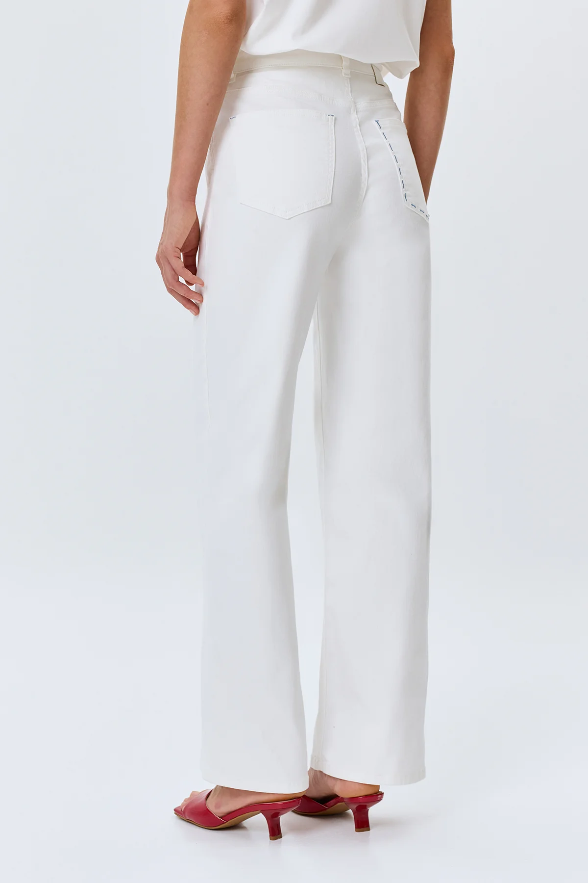 Белые джинсы с вышивкой и цветной фурнитурой, 52