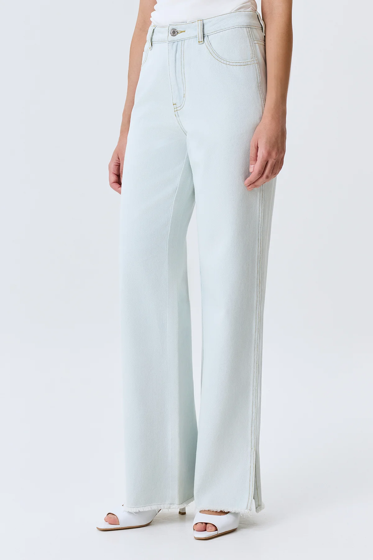 Светлые джинсы с разрезами, 48