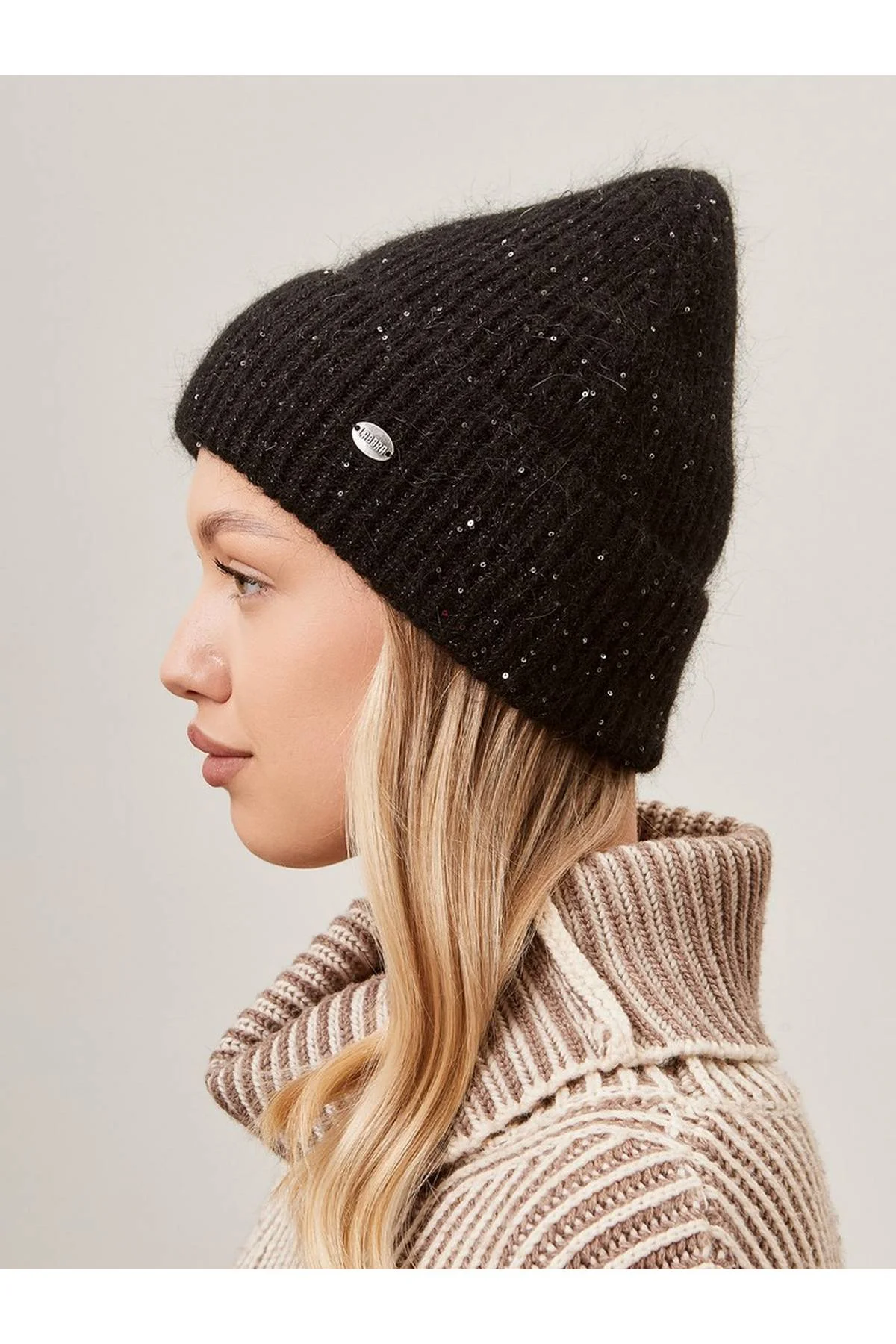 Шапка черныя, One