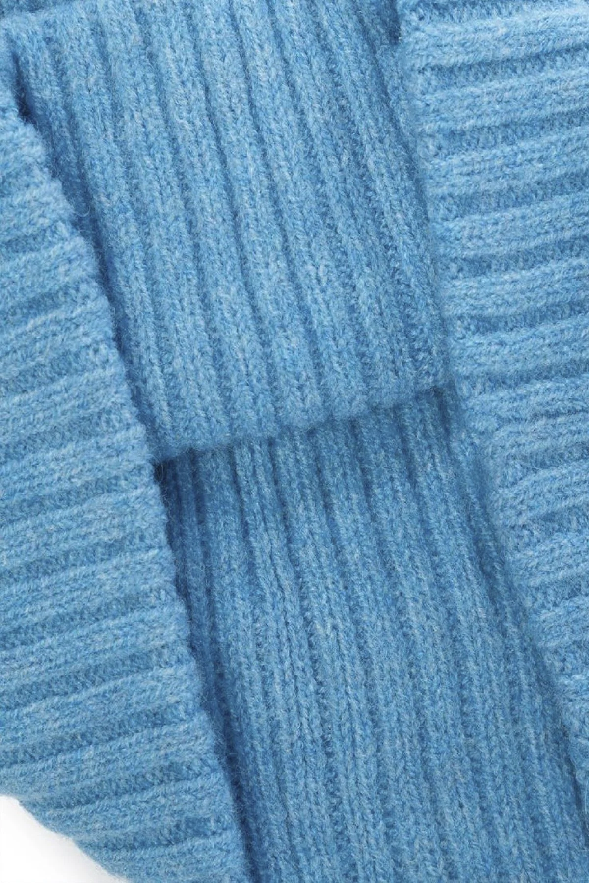 Классическая шапка бини с отворотом в ярко-голубом цвете, 57