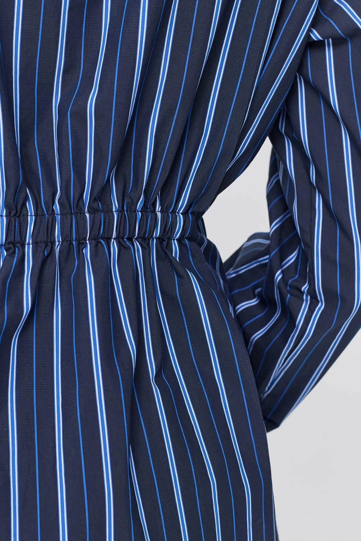 Яркая приталенная рубашка в полоску, 48