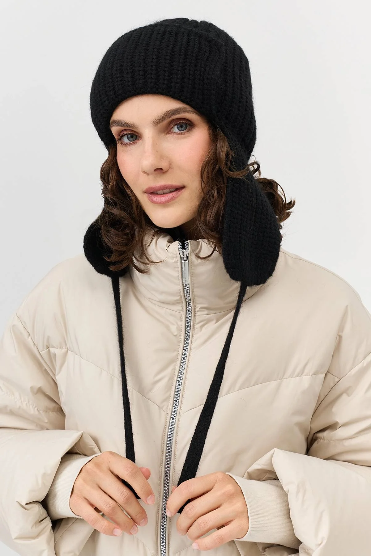 Черная шапка-ушанка с тонкими завязками, One