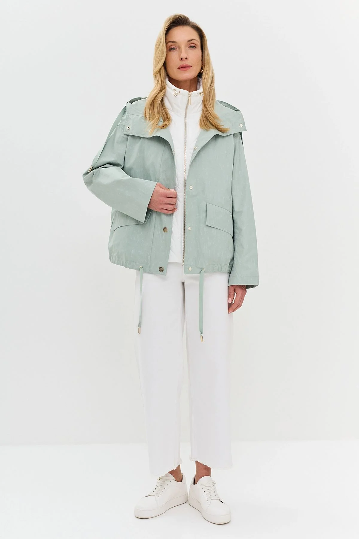 Комплект из куртки-ветровки и утепленного жилета в сером цвете, 52р