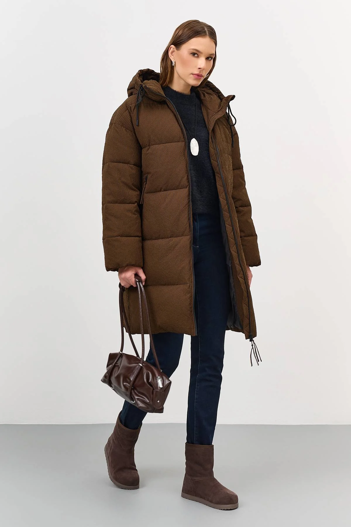 Лимитированная серия пальто из фактурной ткани с палантином, 50