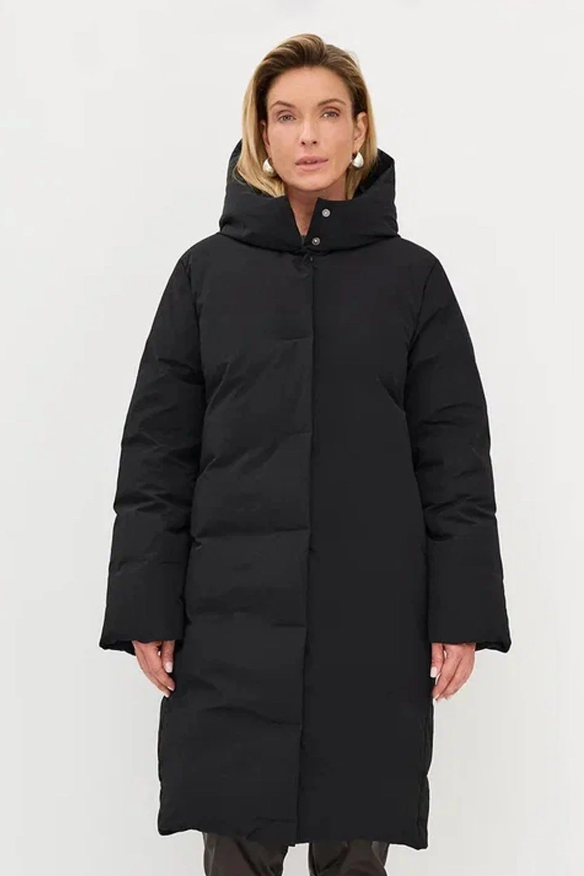 Черный минималистичный пуховик из ткани с Peach эффектом, 52