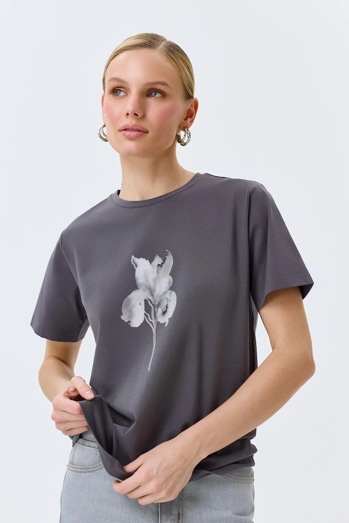 Серая футболка с флоральным принтом прямого силуэта, 44