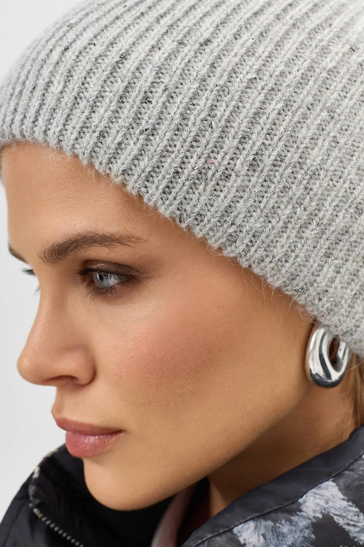Серая шапка в мелкий рубчик с люрексом, One