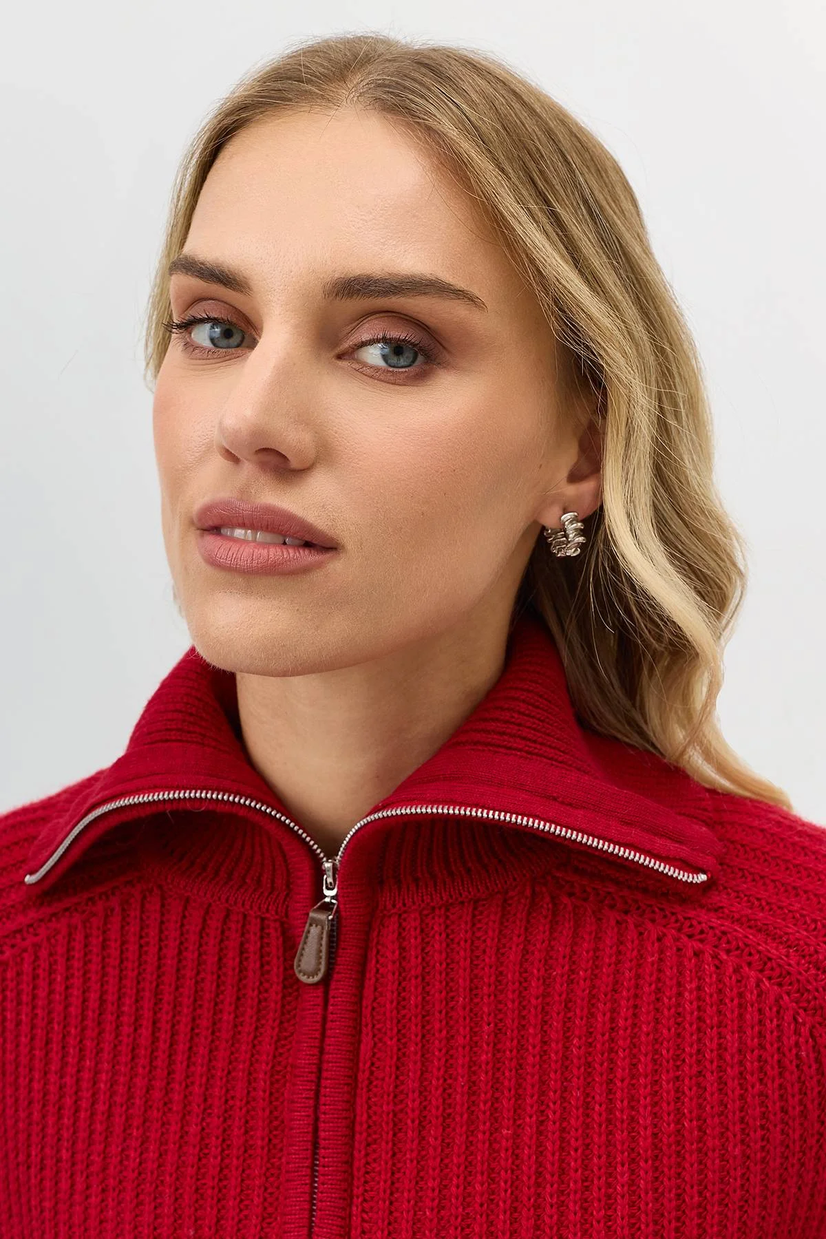 Лимитированная серия красный свитер с отложным воротником на молнии и ремень, 42 Лимитированная серия красный свитер с отложным воротником на молнии и ремень, 42