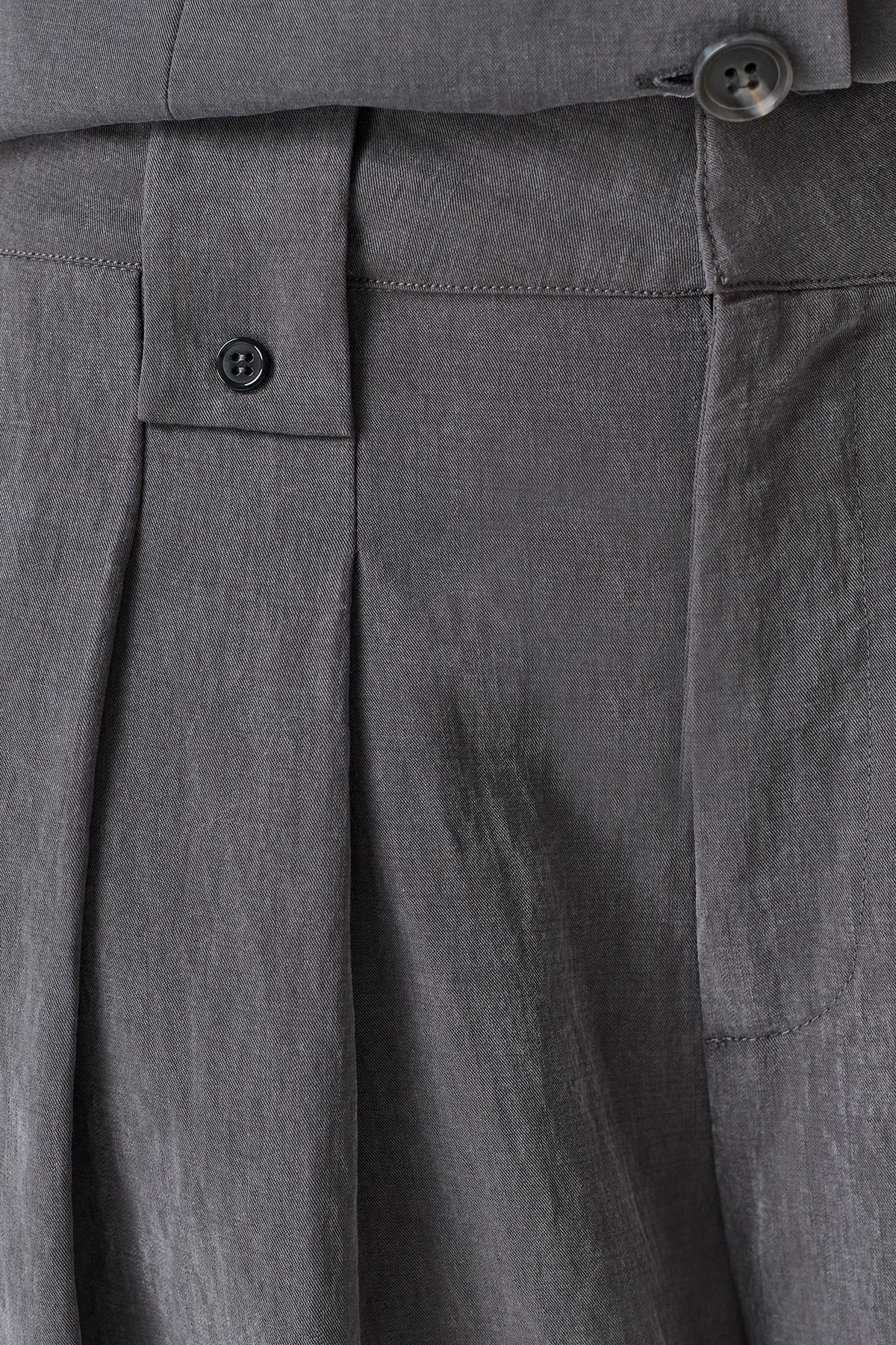 Брюки с акцентными складками из лиоцелла, 46