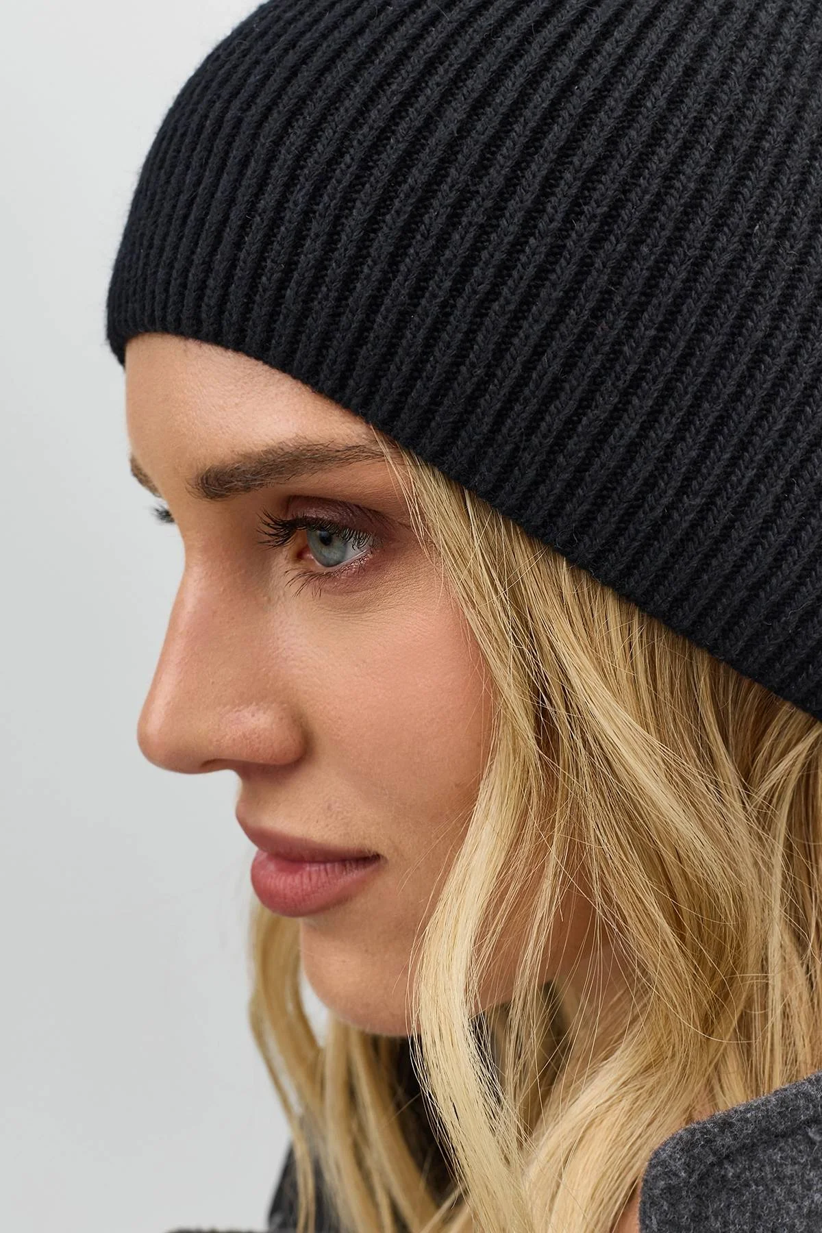 Черная шапка из вискозы и ангоры, One