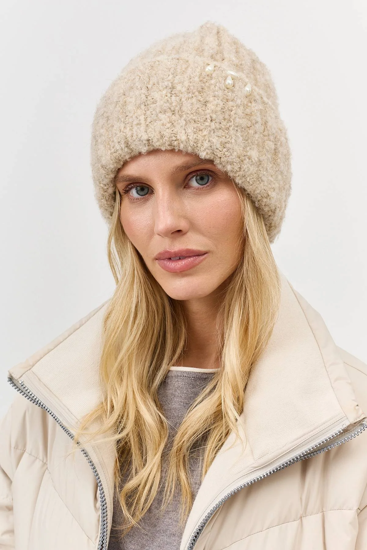 Пушистая шапка с деликатным декором, One