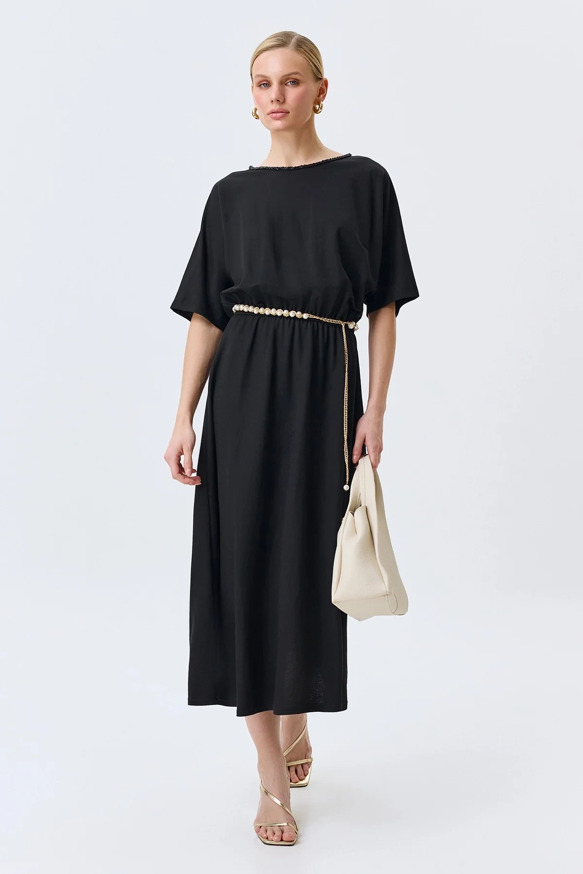 Свободное платье с деликатным декором, 40