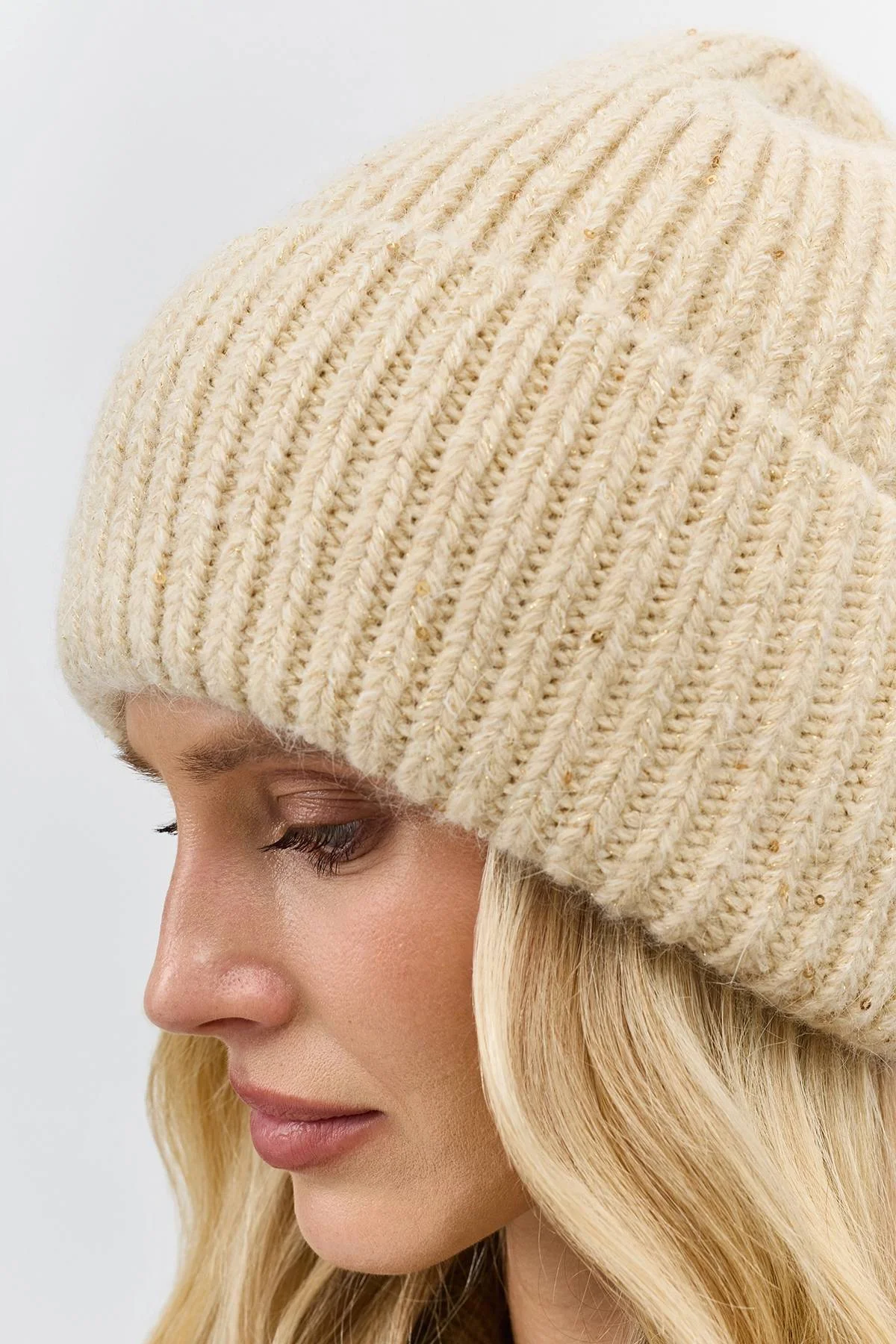 Шапка бини с люрексом и пайетками, One