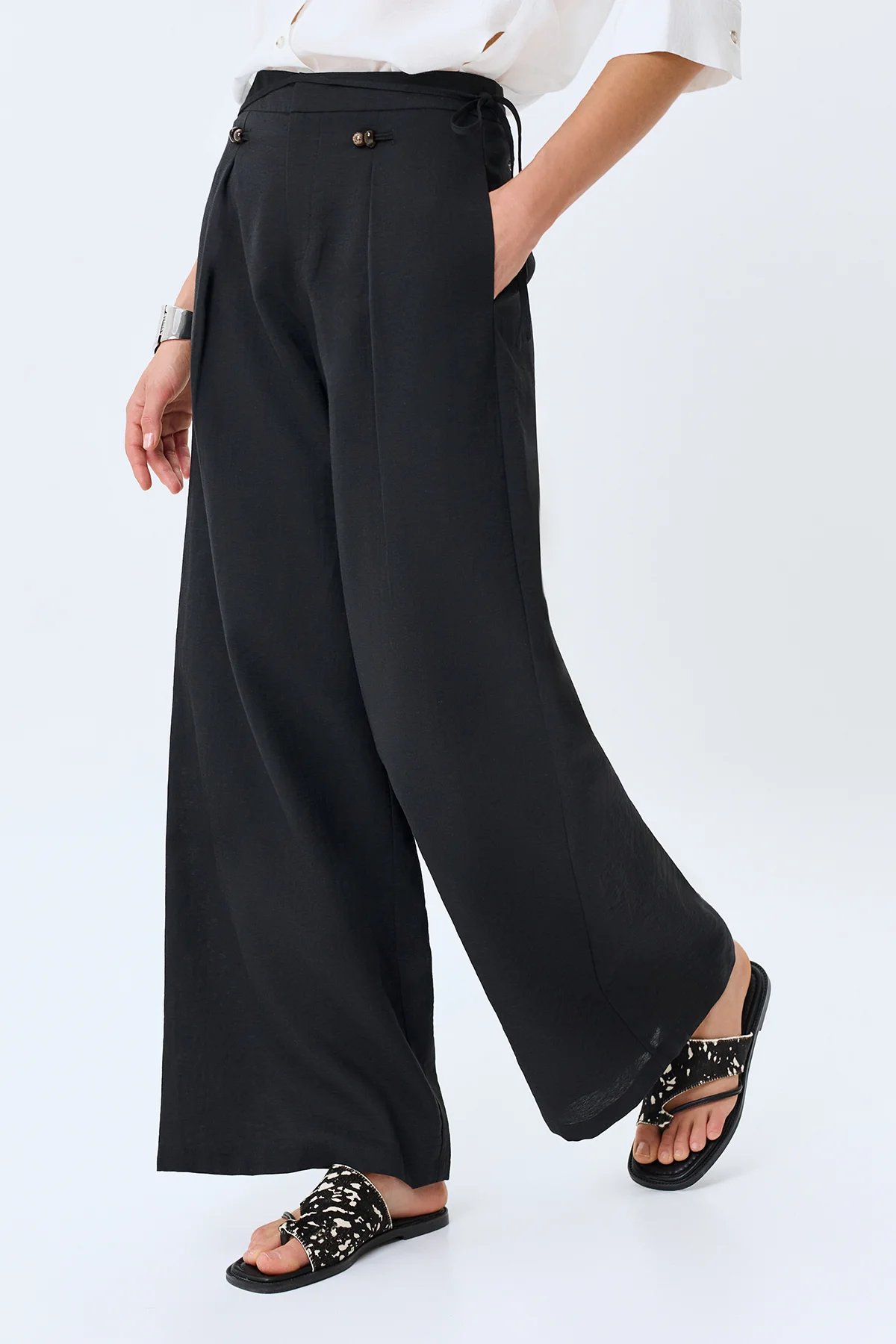 Широкие брюки с акцентным поясом, 48