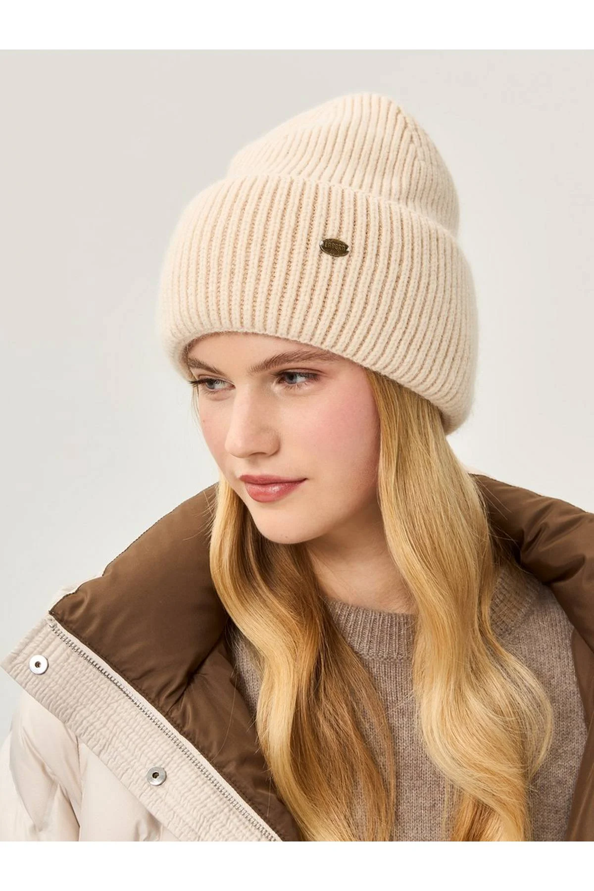 Шапка кремовая, One