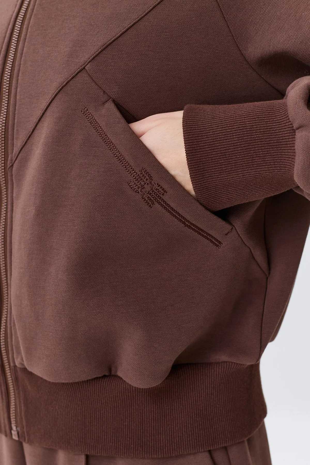 Трикотажный бомбер в шоколадном оттенке, 40