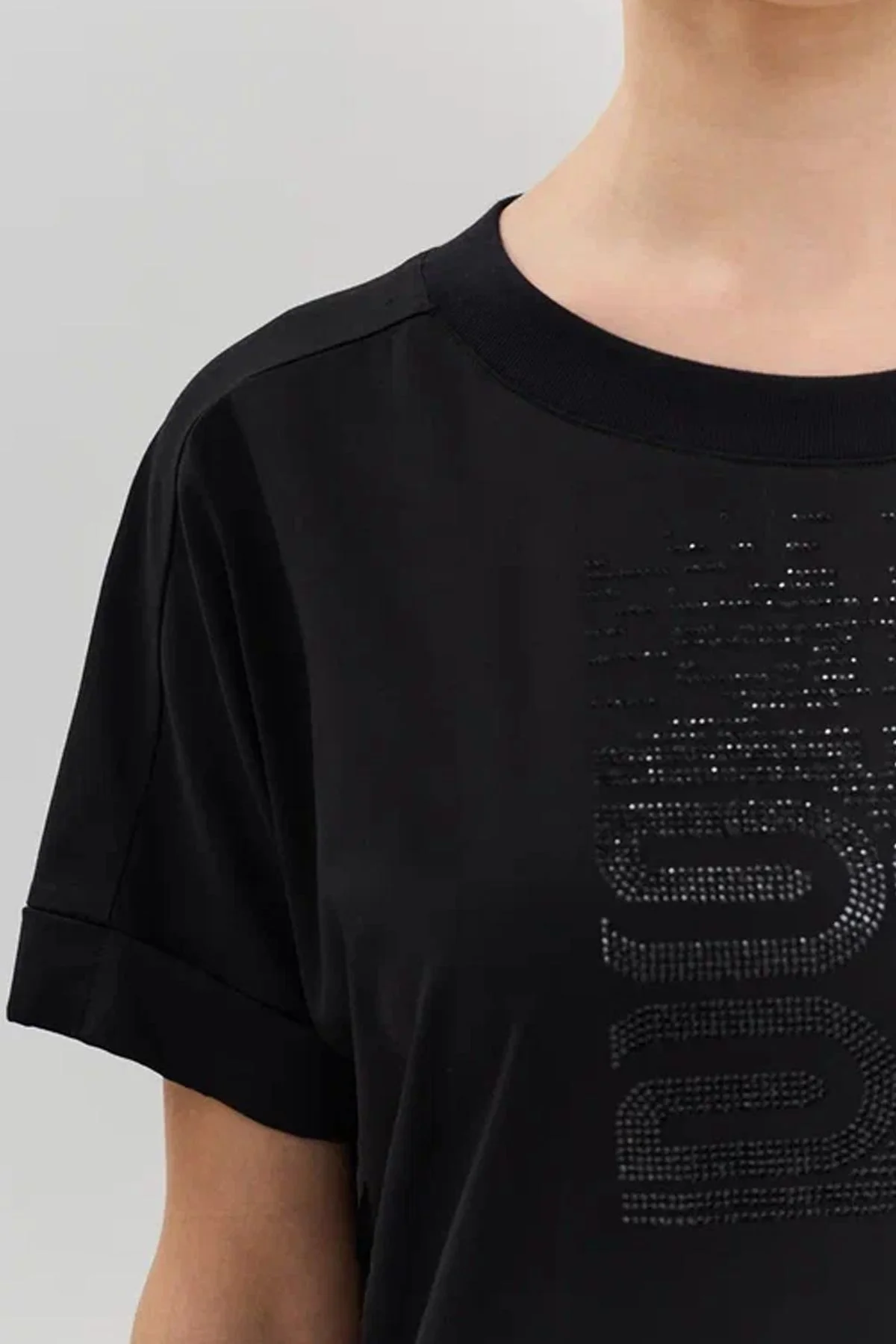 Футболка чёрного цвета с брендированной аппликацией из страз 4256809/9, 52р