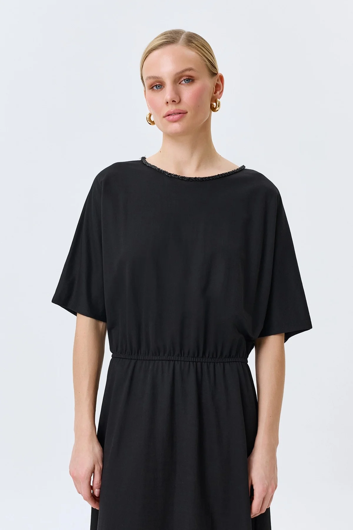 Свободное платье с деликатным декором, 48