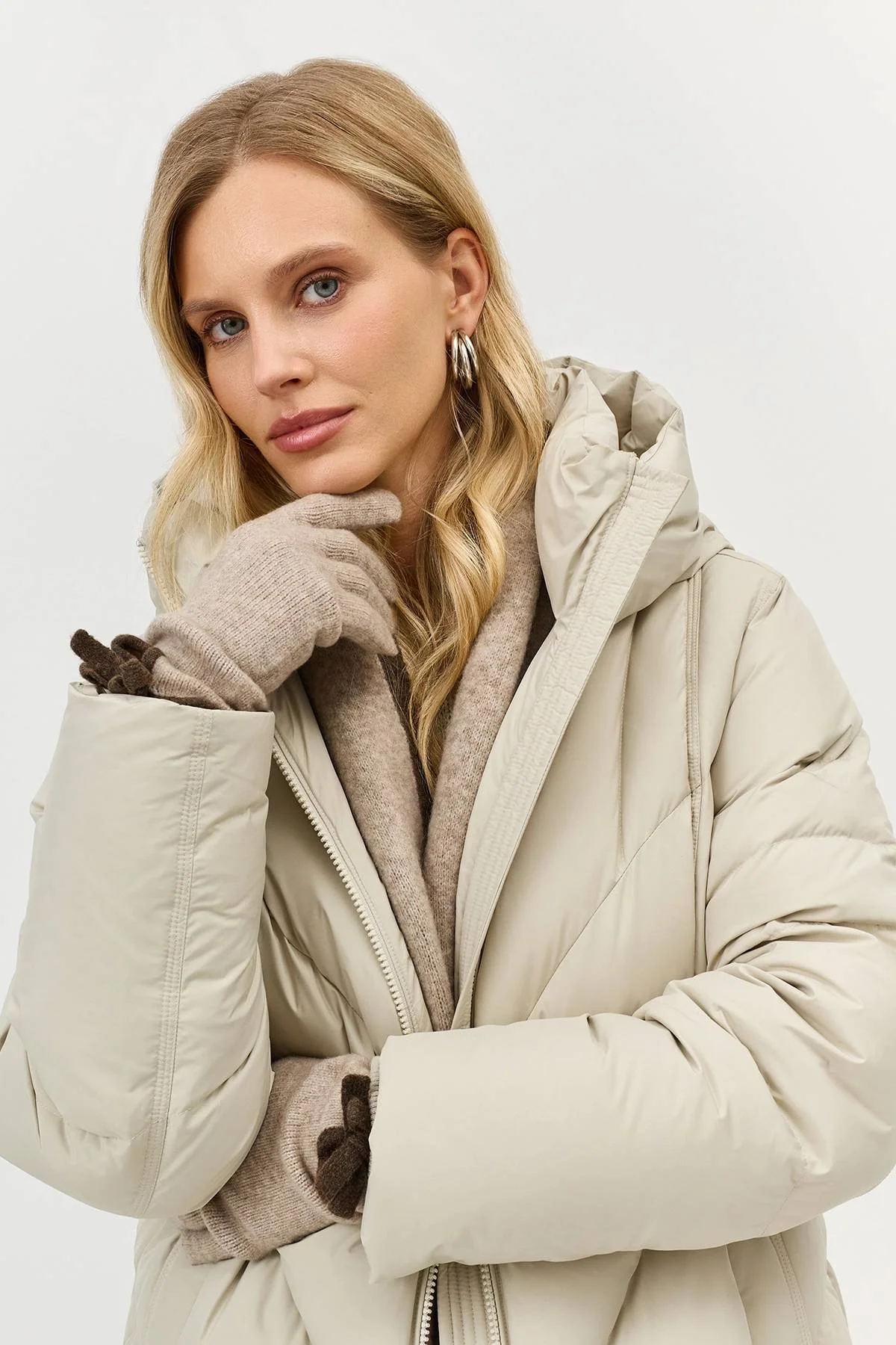 Светлые вязаные перчатки с контрастной отделкой, One