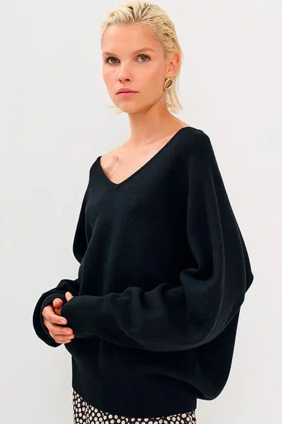 Объёмный трикотажный джемпер с обширным вырезом горловины, 48р