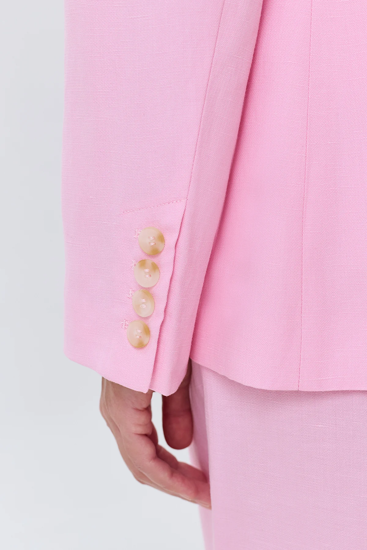 Яркий однобортный жакет из тенселя, 46