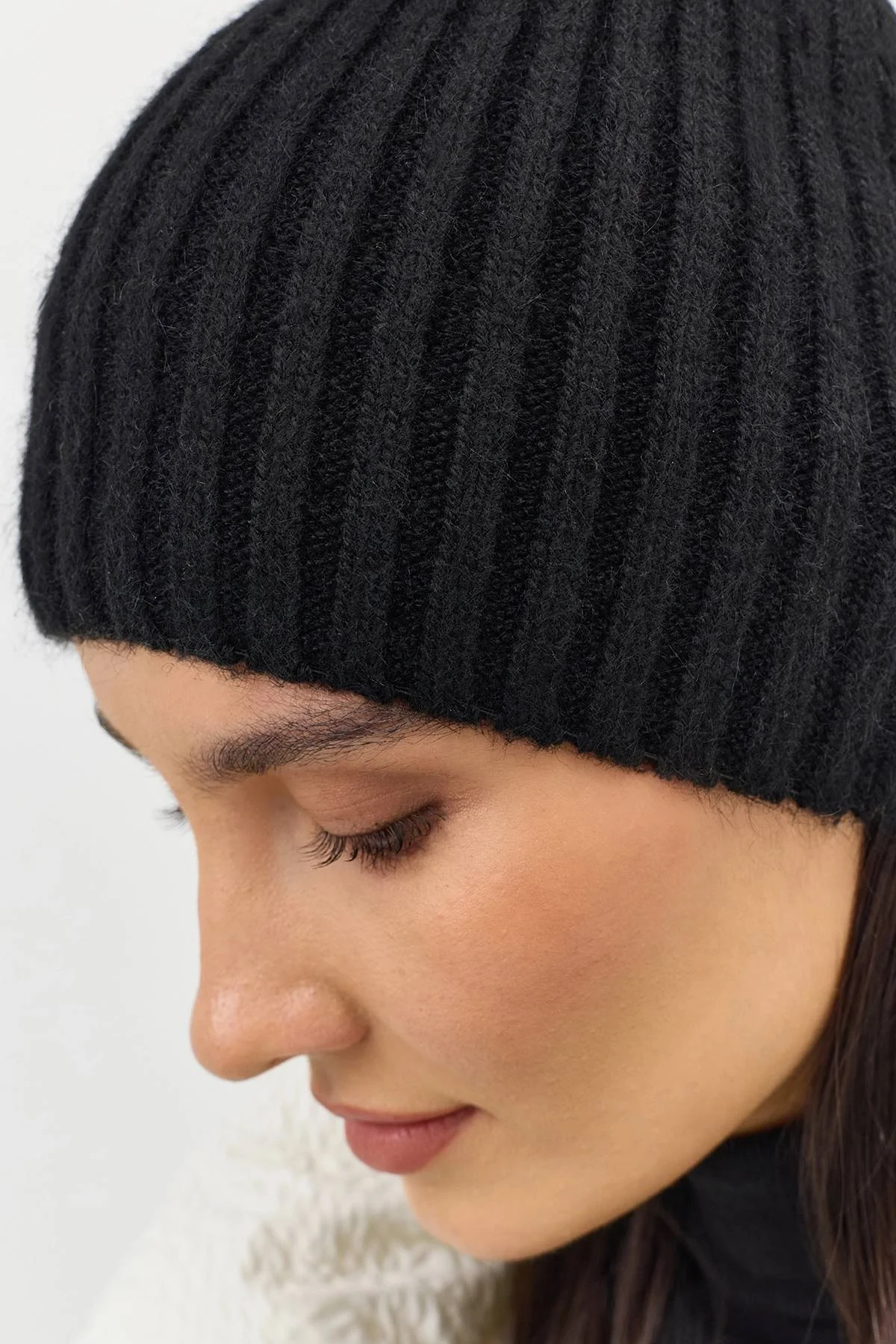 Черная шапка бини в рубчик с ангорой, One