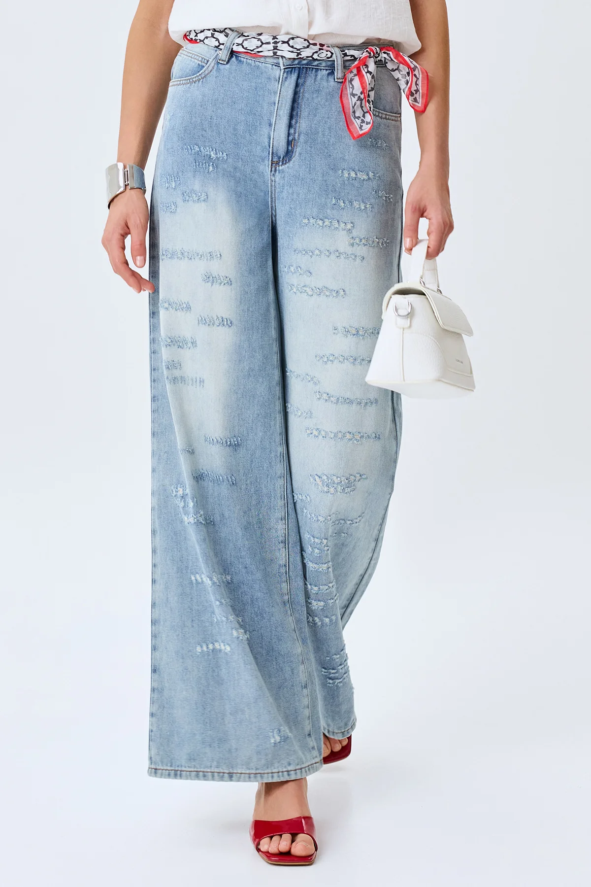 Широкие джинсы с акцентными дестроями, 48