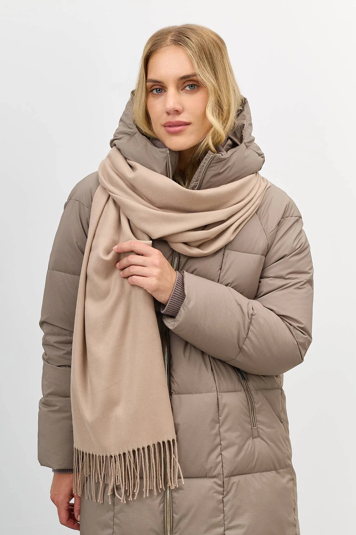 Лимитированная серия бежевое теплое пальто с квадратной стежкой с палантином, 48