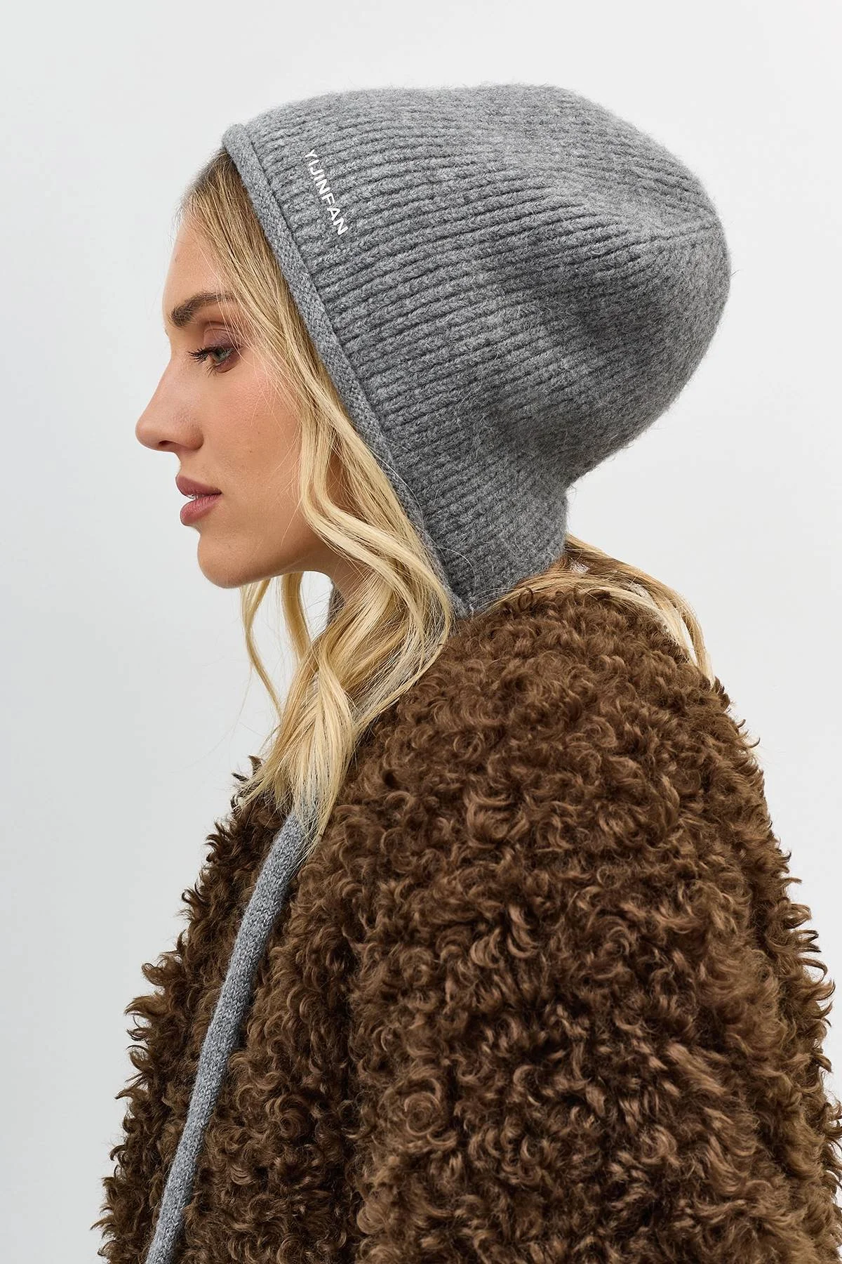 Серая шапка-чепчик с завязками, One