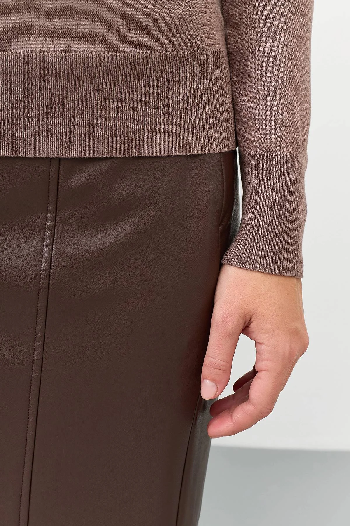 Базовая водолазка из смесовой вискозы в цвете кофе, 44 Базовая водолазка из смесовой вискозы в цвете кофе, 44