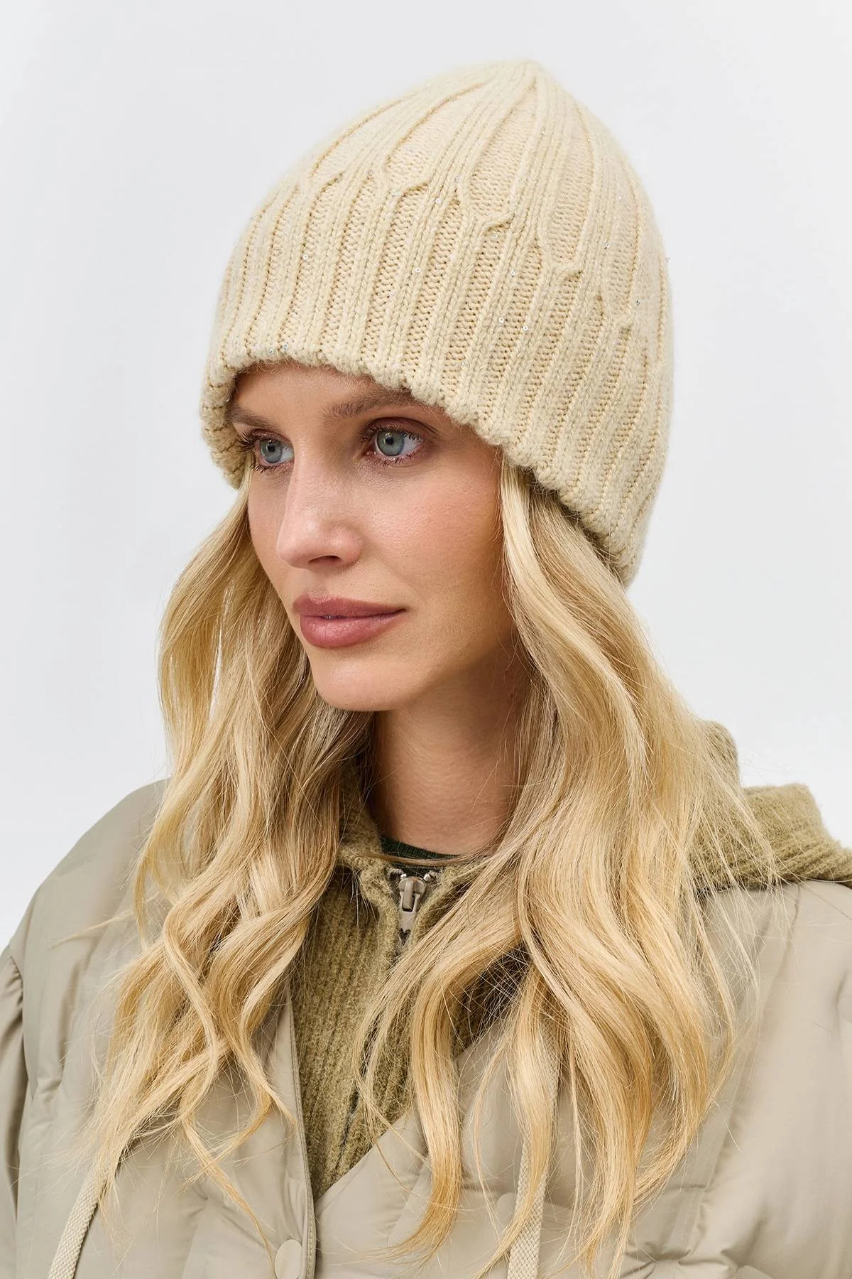 Светлая шапка с мерцающим люрексом и ангорой, One
