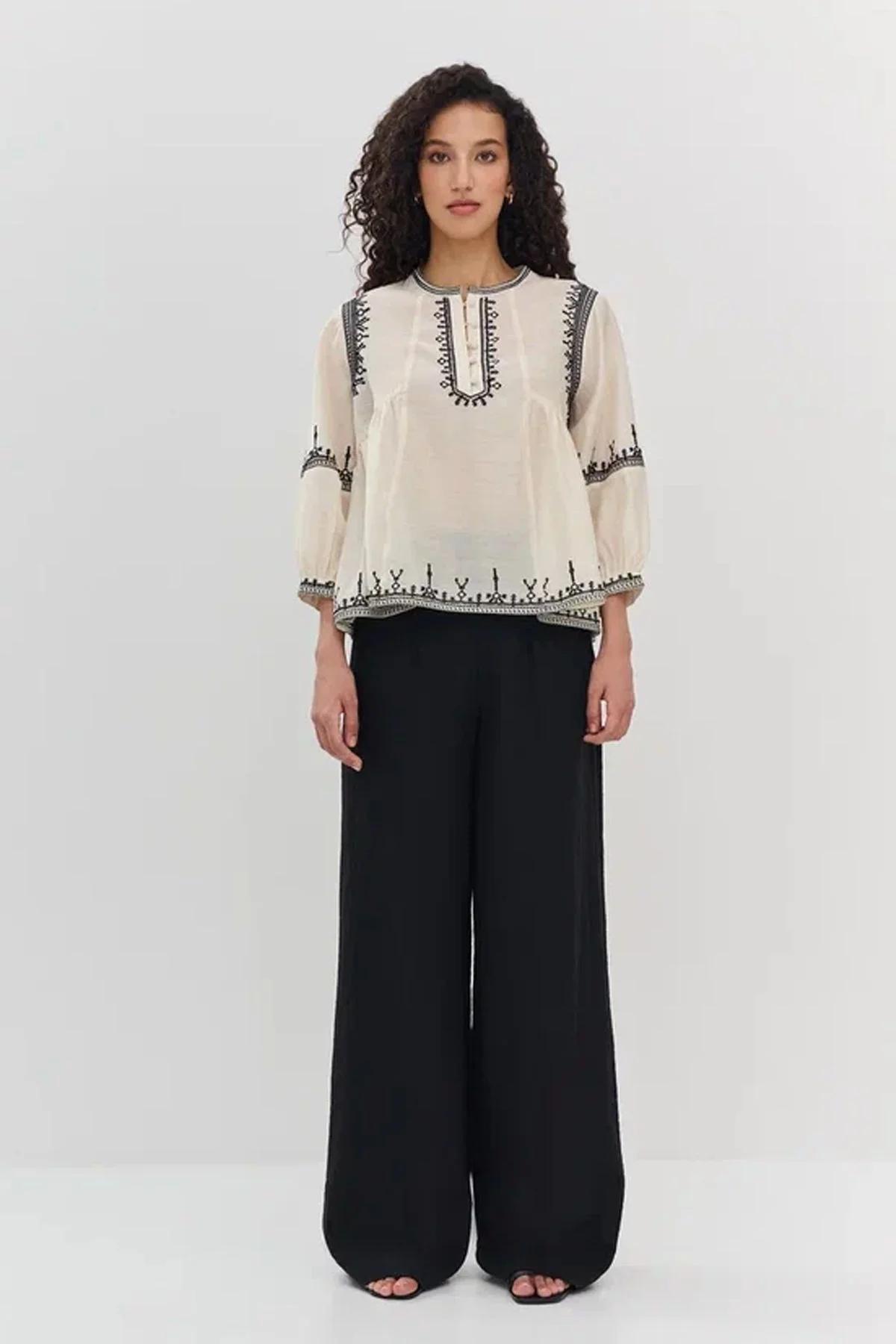 Брюки черного цвета с потайной молнией, 42р